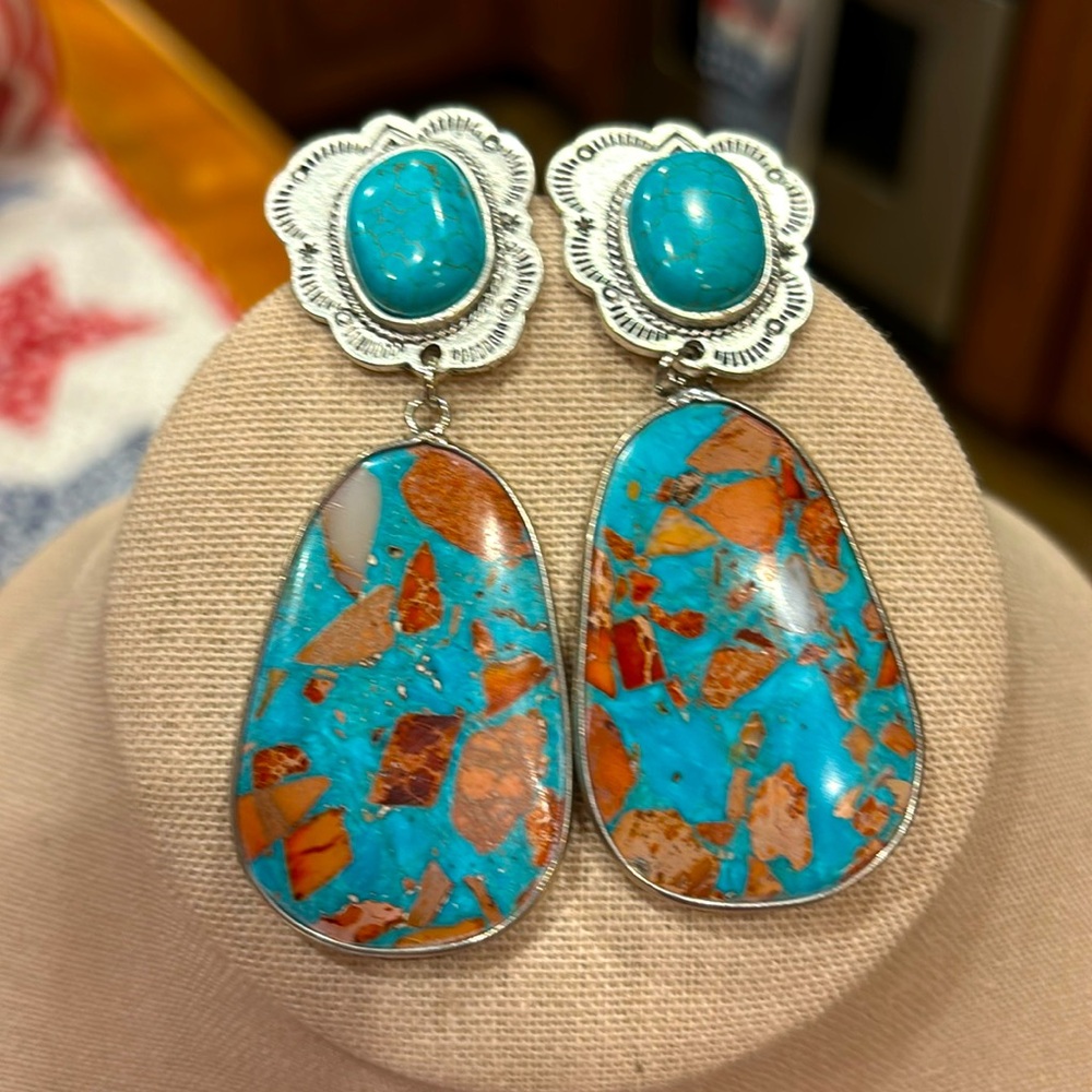 Light-weight howlite turquoise earrings - Picture 3 of 3